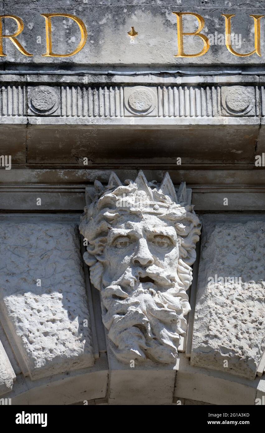 Gesichtsskulptur auf dem Cunard Building in Liverpool Stockfoto