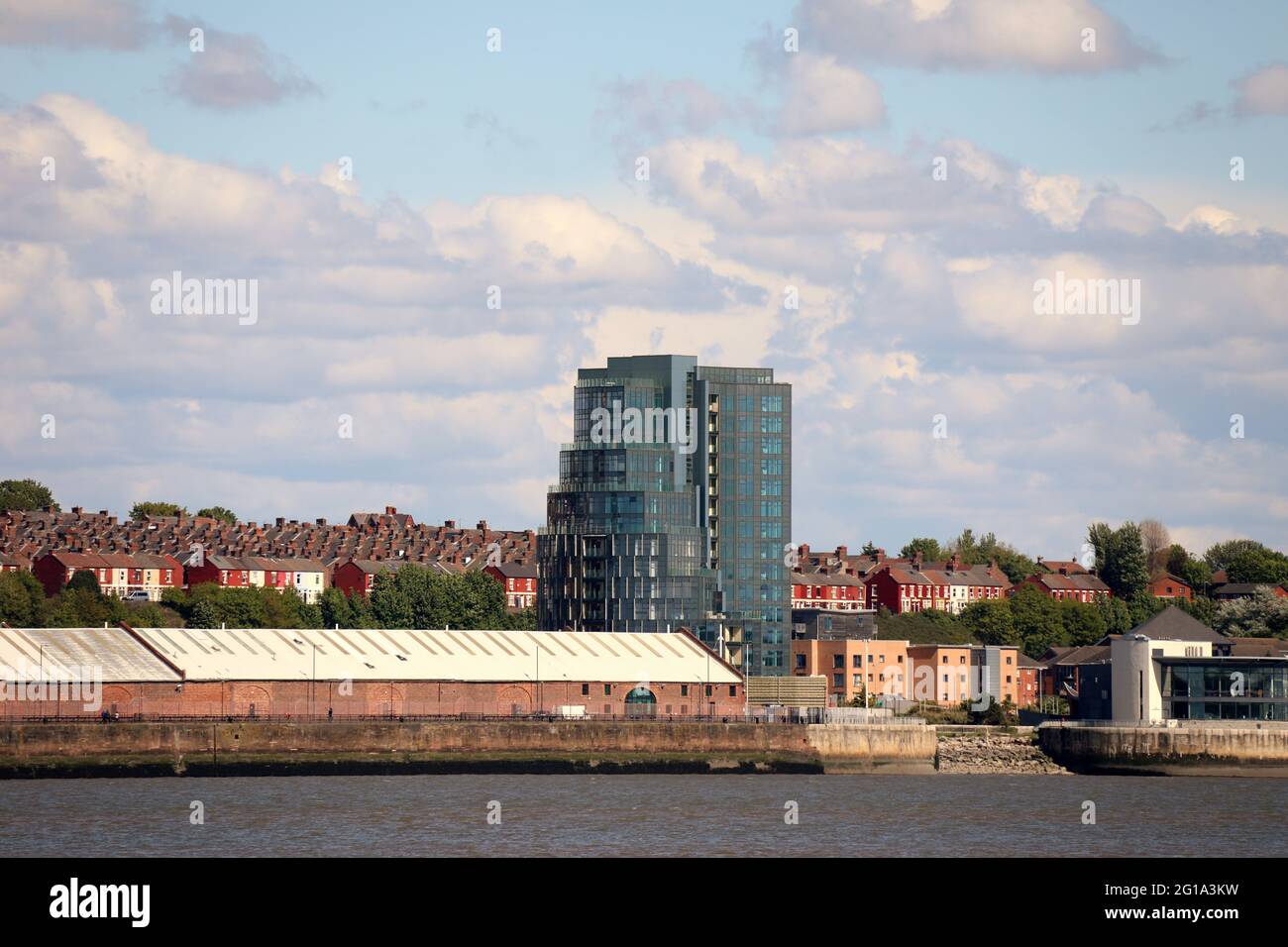 Neuer Apartmentturm am Herculaneum Quay in Liverpool Stockfoto