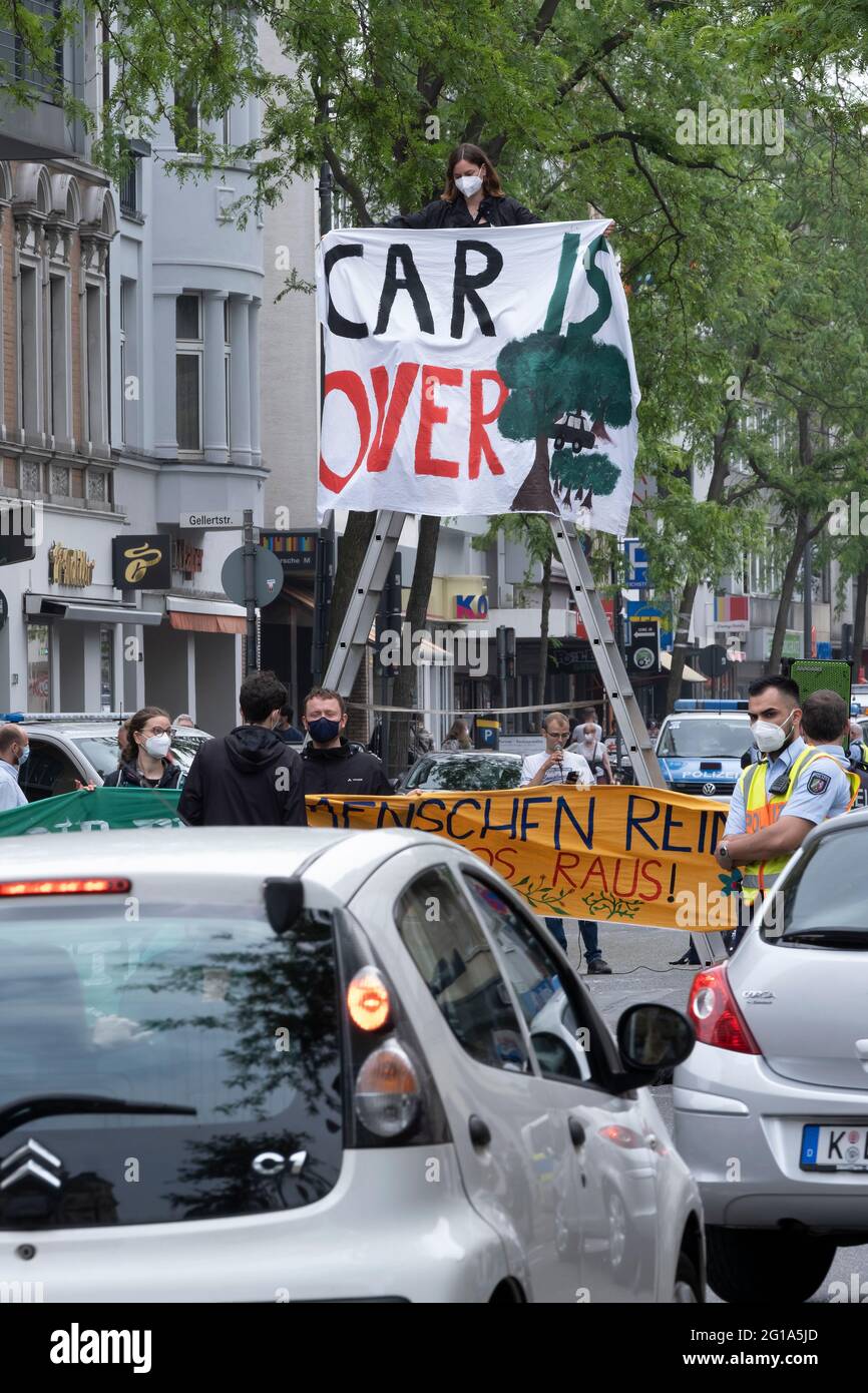 Unter dem Motto 'Mobilitätswende jetzt!' Extinction Rebellion gemeinsam mit Studenten für die Zukunft Köln blockierte die Neusserstraße in Köln-Nippes mit Stockfoto