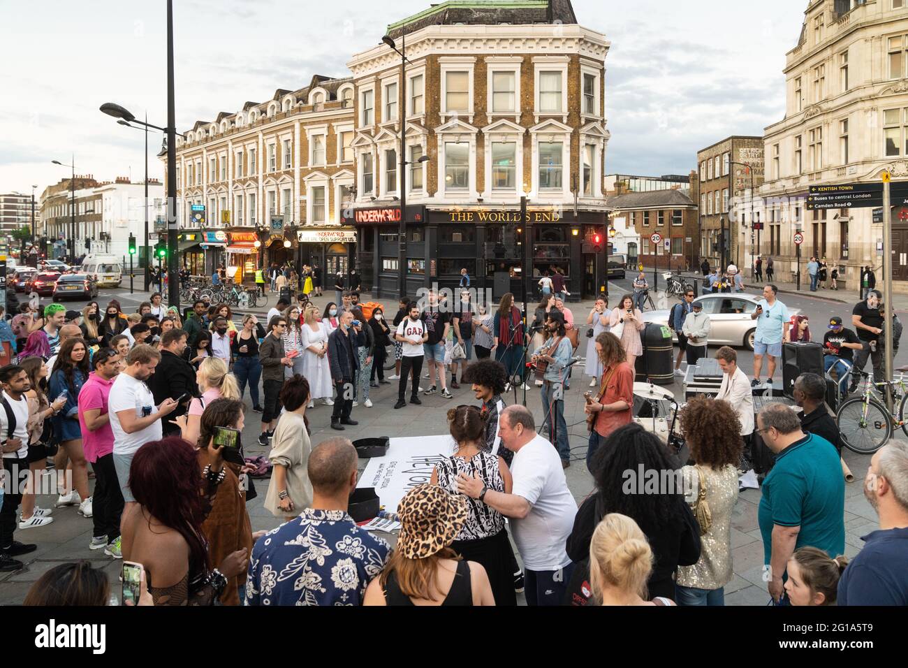 Bandmusiker spielten an der Kreuzung in der Camden High Street, Camden Town, london, england Stockfoto