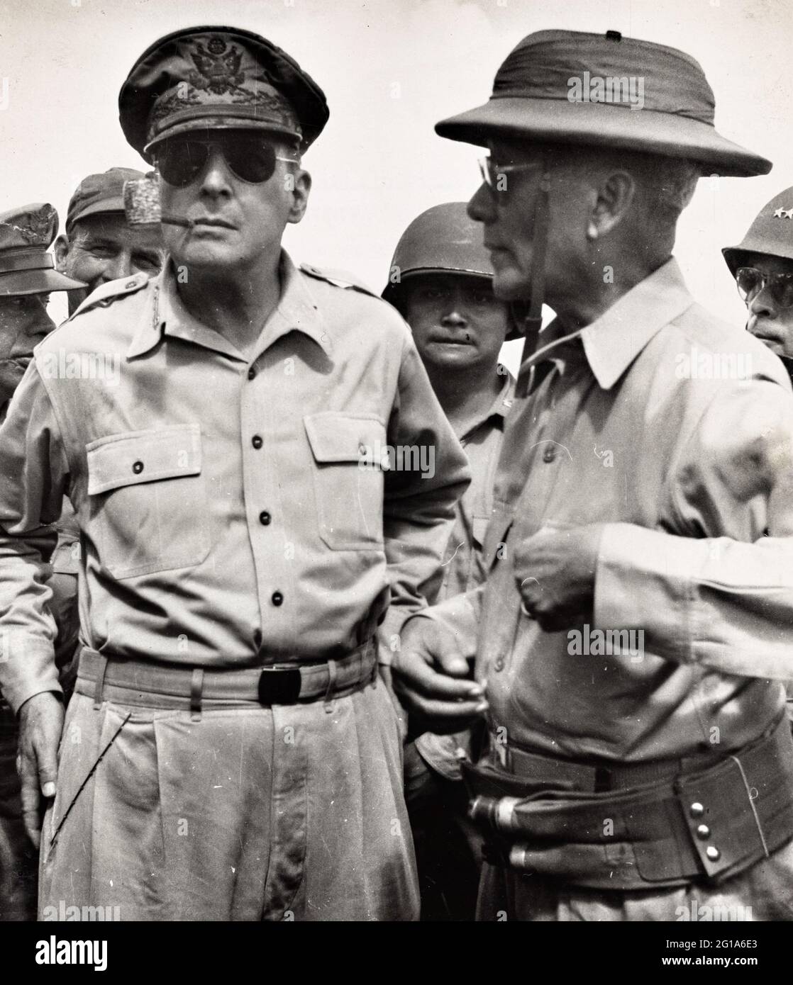 MacArthur hält sein Versprechen - Diese bemerkenswerte Studie von General MacArthur, der sich nonchalant auf seine Maiskolben-Pfeife schnüffelt, wurde von einem Kampffotografen der Küstenwache in dem historischen Moment angefertigt, als Mac Arthur den Strandkopf von Leyte Island untersuchte und seine berühmte Zusage „Ich werde zurückkehren“ erfüllte. Stockfoto
