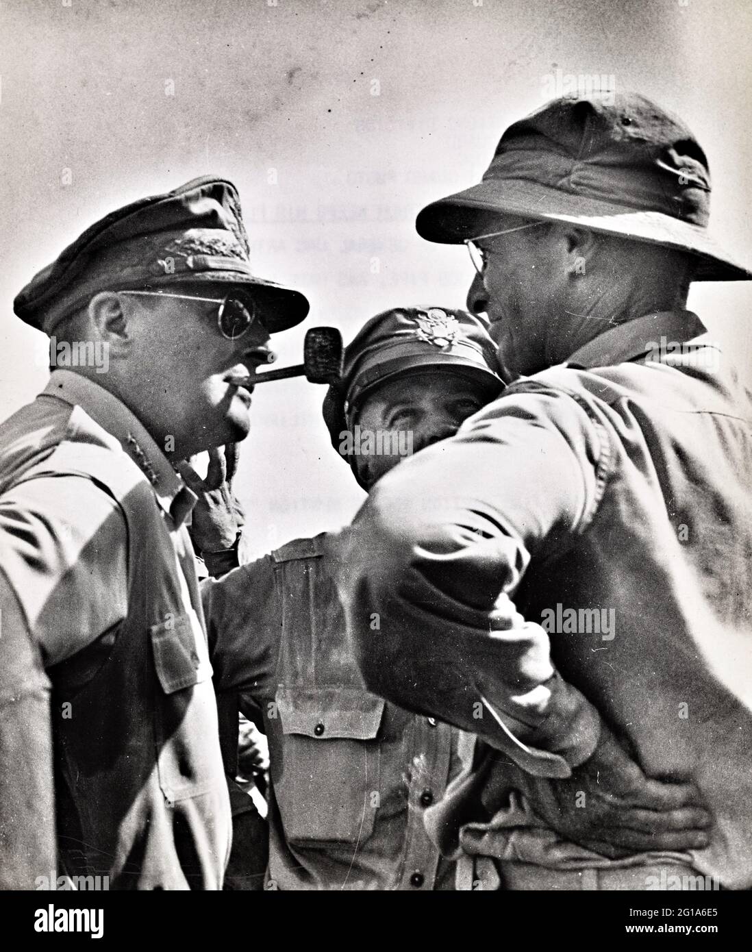MacArthur hält sein Versprechen - Diese bemerkenswerte Studie von General MacArthur, der sich nonchalant auf seine Maiskolben-Pfeife schnüffelt, wurde von einem Kampffotografen der Küstenwache in dem historischen Moment angefertigt, als Mac Arthur den Strandkopf von Leyte Island untersuchte und seine berühmte Zusage „Ich werde zurückkehren“ erfüllte. Stockfoto