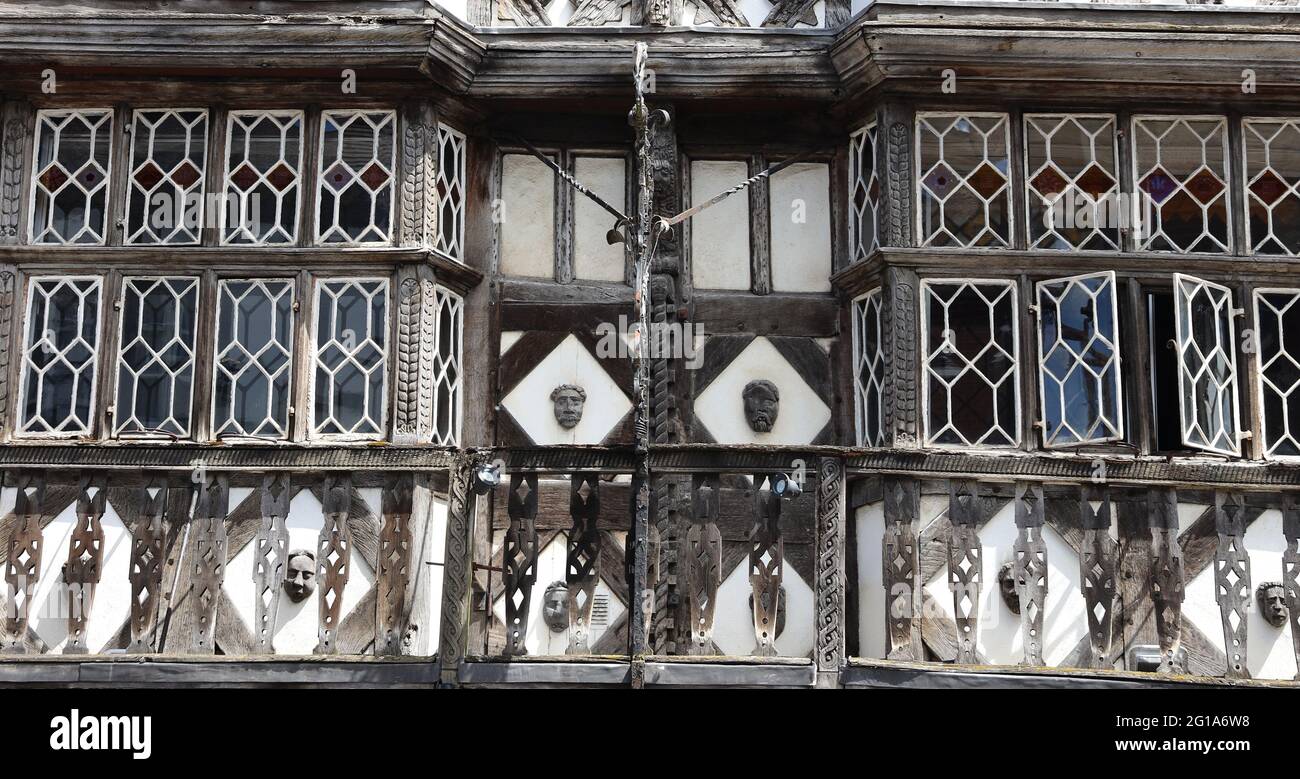 Ludlow. Das Feathers Hotel in der Marktstadt in Shropshire.Historisches Gebäude im Tudor-Stil mit diamantverglasten Fenstern, Fachwerkbau der Klasse 1 Stockfoto