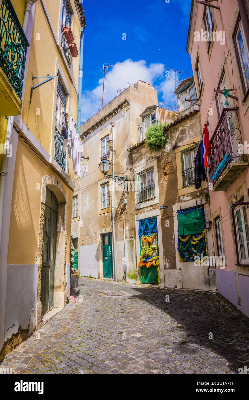 LISSABON, PORTUGAL - 25. MÄRZ 2017: Enge alte Straßen mit alten Balkonen im Alfama-Viertel, Lissabon, Portugal Stockfoto