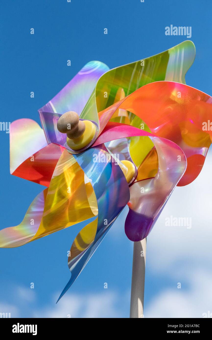 Mehrfarbiger Kunststoff Windmühle Spielzeug. Stockfoto
