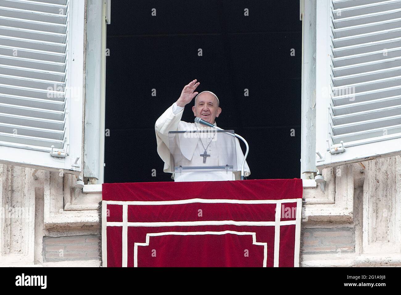 Rom, Italien. Juni 2021. 06. Juni 2021 : Papst Franziskus spricht vom Fenster des apostolischen Palastes mit Blick auf den Petersplatz im Vatikan während des wöchentlichen Angelus-Gebets Quelle: Independent Photo Agency/Alamy Live News Stockfoto