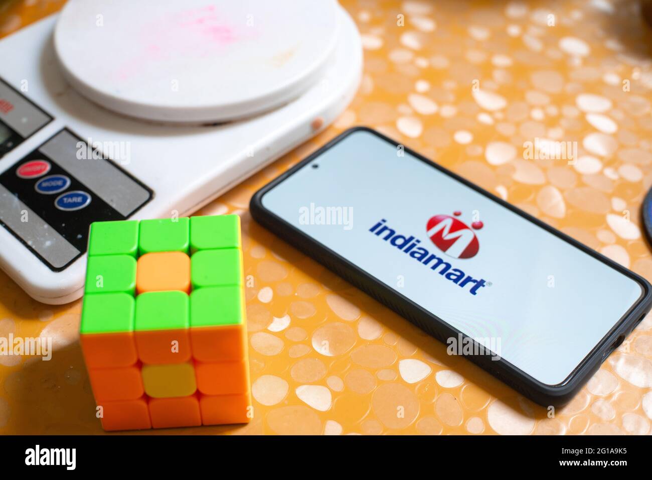 Indiamart verflechtete den B2B-Marktplatz des IPO-Unternehmens in Indien mit der digitalen Waage und dem rubik-Würfel, der das Puzzle von Business to Business zeigt Stockfoto