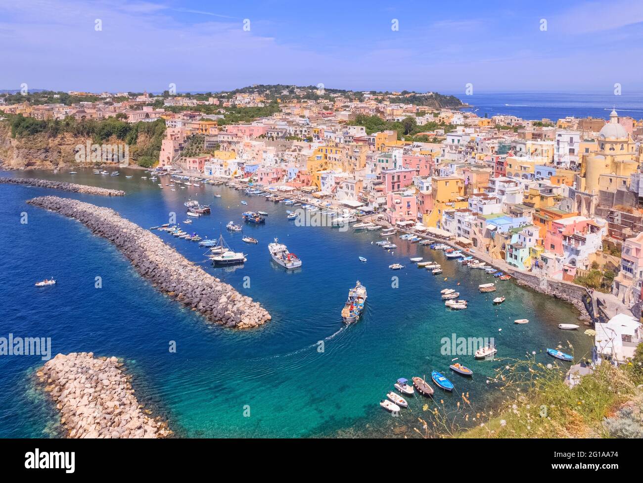 Panoramablick auf Procida, italienische Kulturhauptstadt 2022: Bunte Häuser der Altstadt von Corricella im Golf von Neapel, Kampanien, Italien. Stockfoto