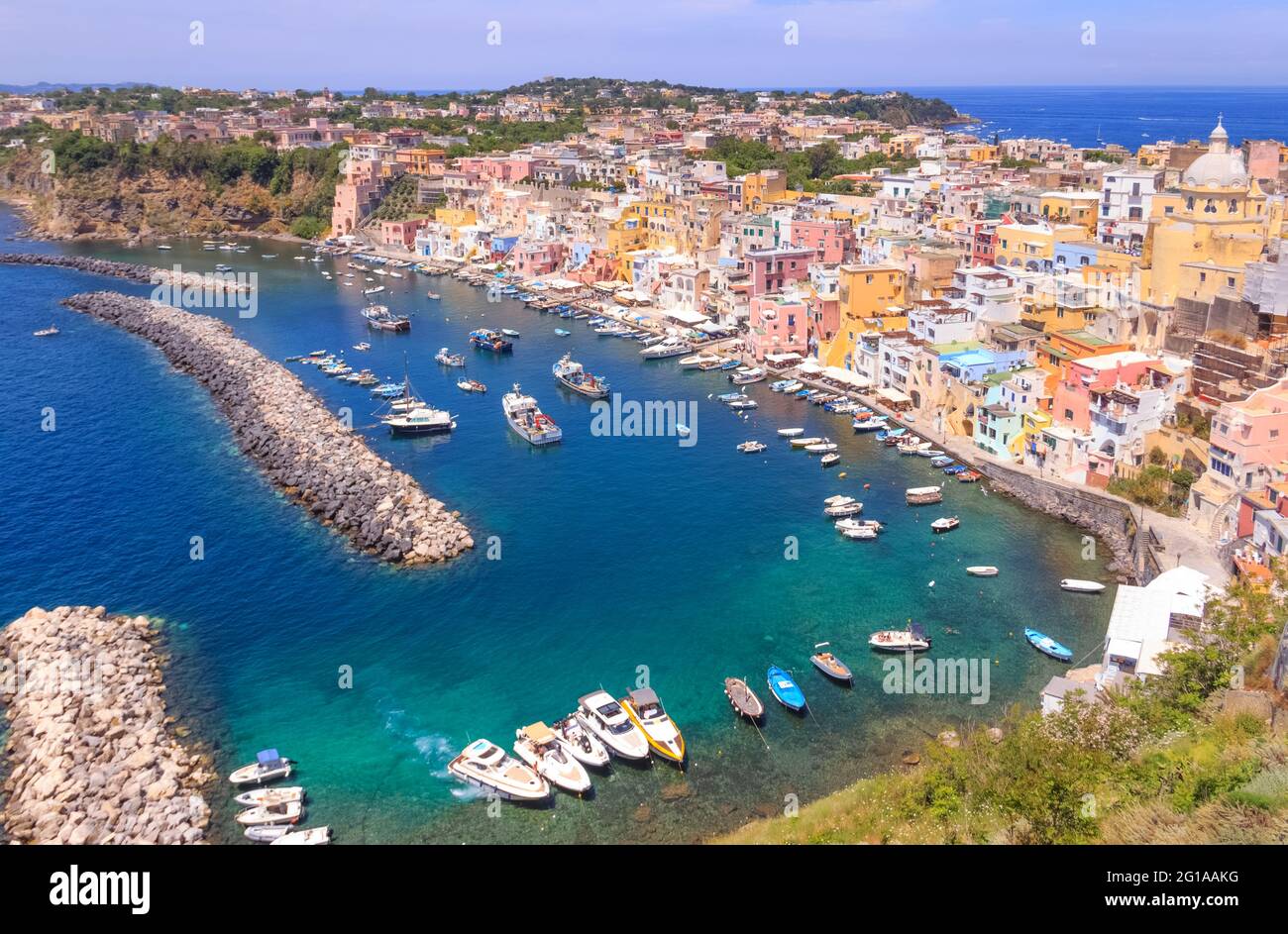 Panoramablick auf Procida, italienische Kulturhauptstadt 2022: Bunte Häuser der Altstadt von Corricella im Golf von Neapel, Kampanien, Italien. Stockfoto