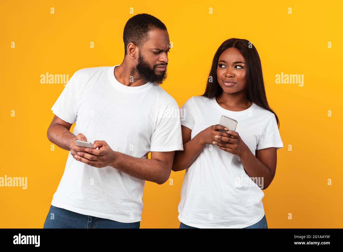 Schwarzer Mann überprüft seine Freundin Smartphone Stockfoto