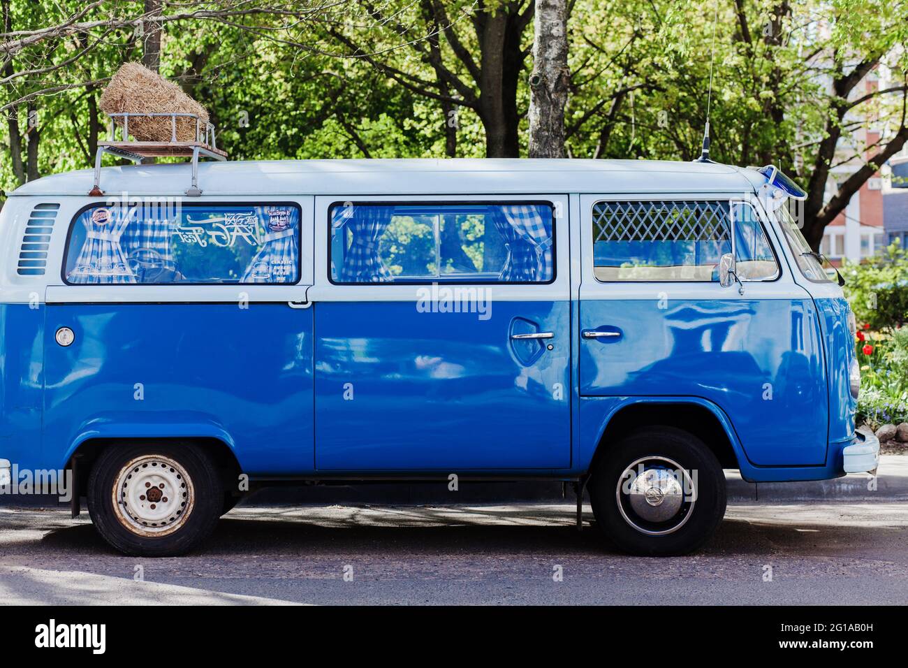Blue vw volkswagen t2 camper -Fotos und -Bildmaterial in hoher Auflösung –  Alamy