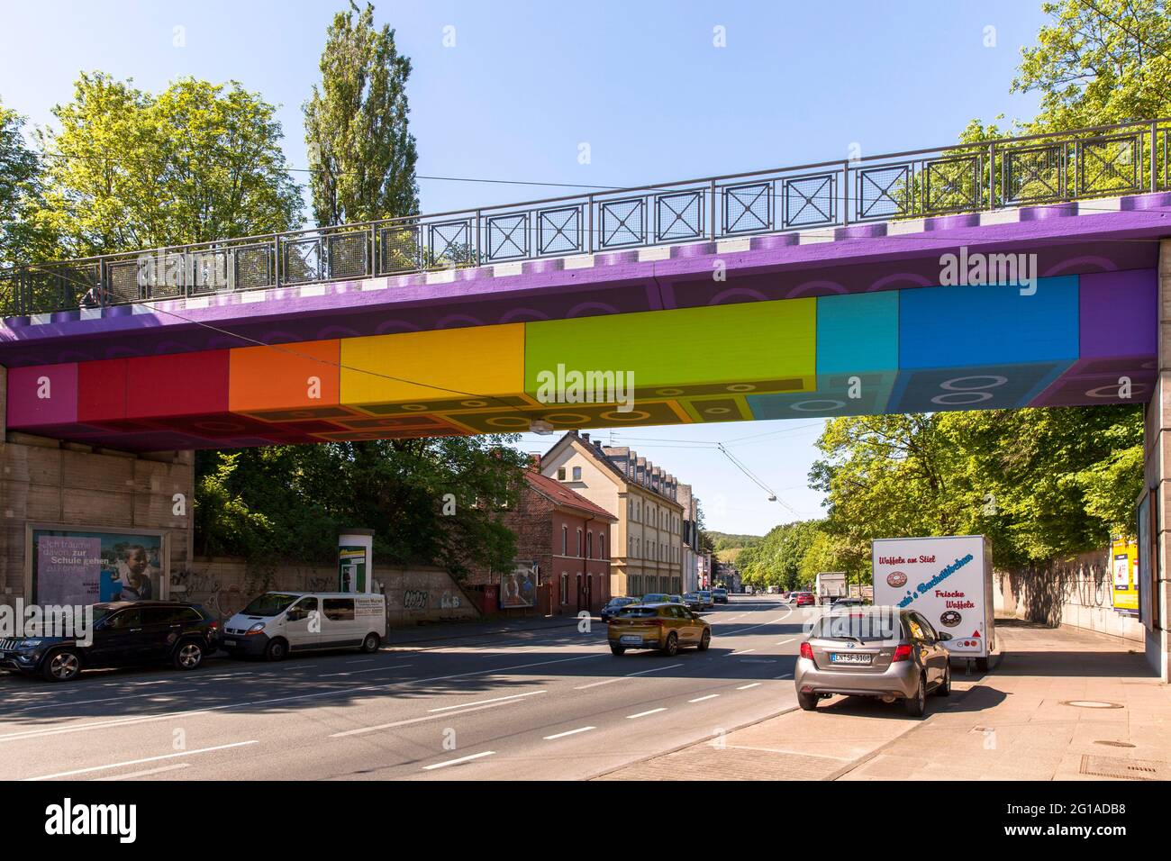 Die Regenbogenbrücke oder Lego-Brücke 2.0 über die Dahler Straße, B7, gemalt von Graffiti- und Streetart-Künstler Martin Heuwold, Künstlername MEGX, im d Stockfoto