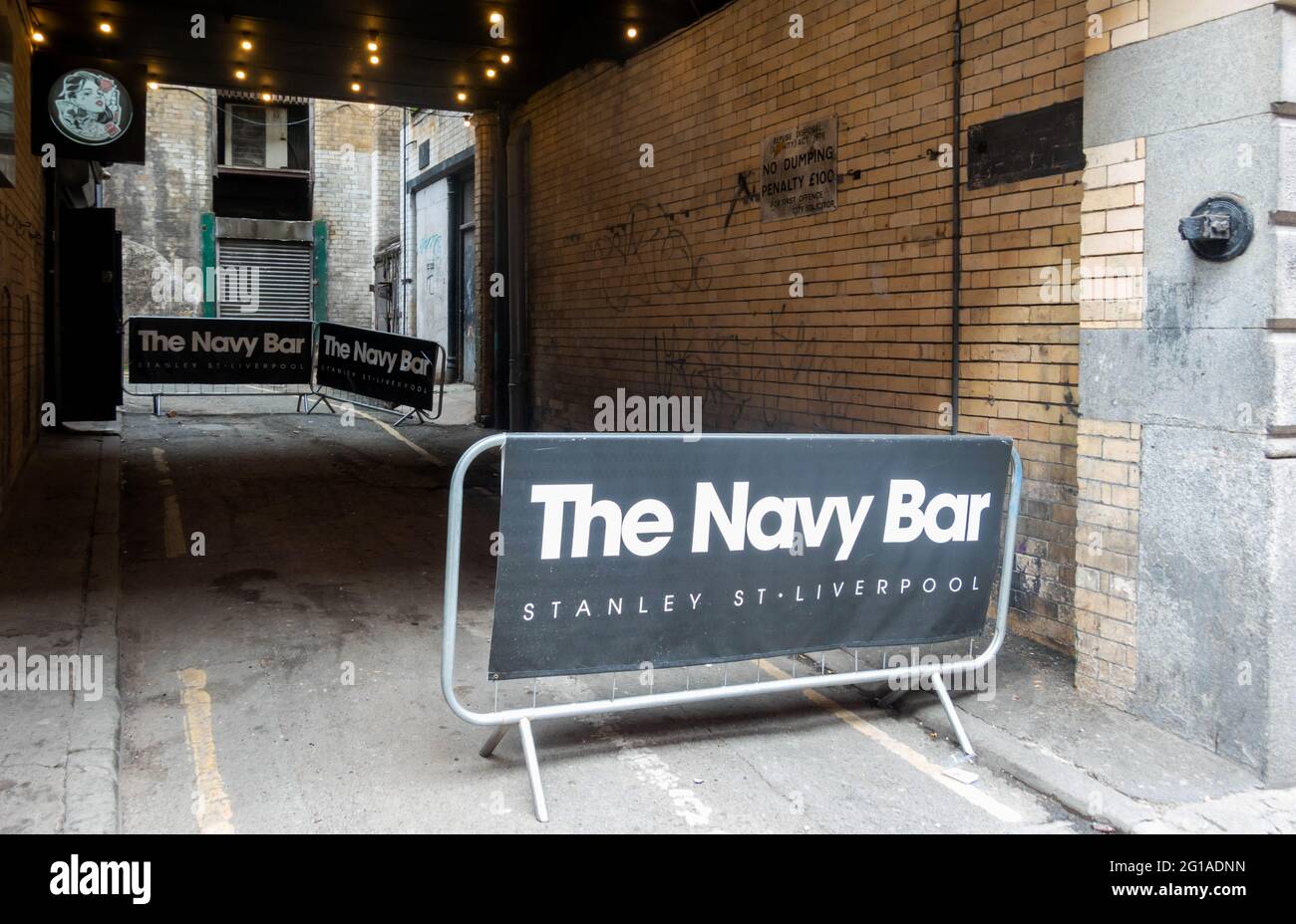 Hintereingang zur Navy Bar, einem LGBTQ-Tanzclub im Stanley Street Gay Quarter von Liverpool Stockfoto
