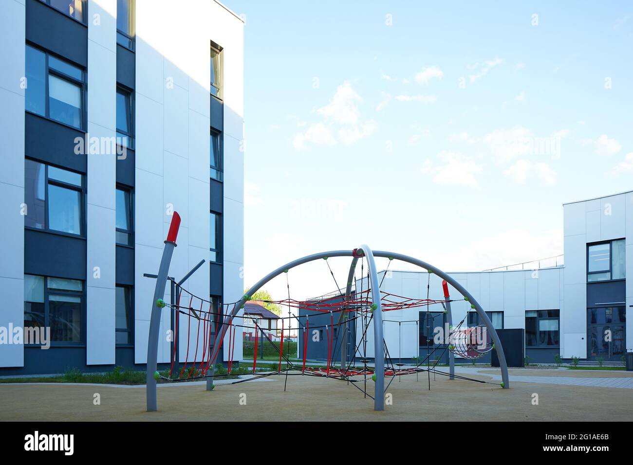 Moderne Schule Hinterhof, Kinderspielplatz Outdoor-Ausrüstung. Stockfoto