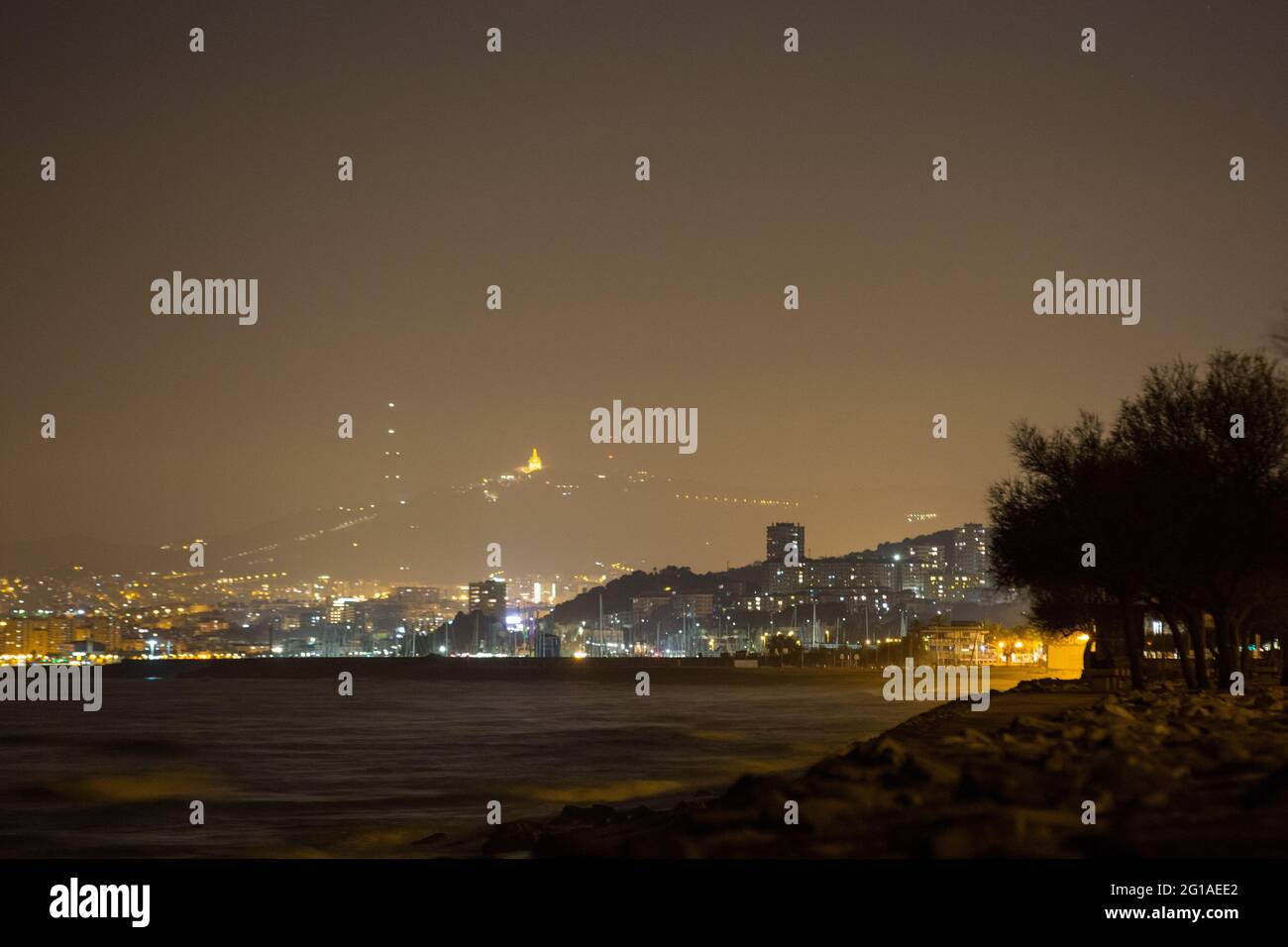 El Masnou, Spanien. März 2021. Eine Nacht Blick auf Barcelona und das Balearen Meer aus der Provinz El Masnou in Katalonien. (Foto: Karol Serewis/SOPA Images/Sipa USA) Quelle: SIPA USA/Alamy Live News Stockfoto