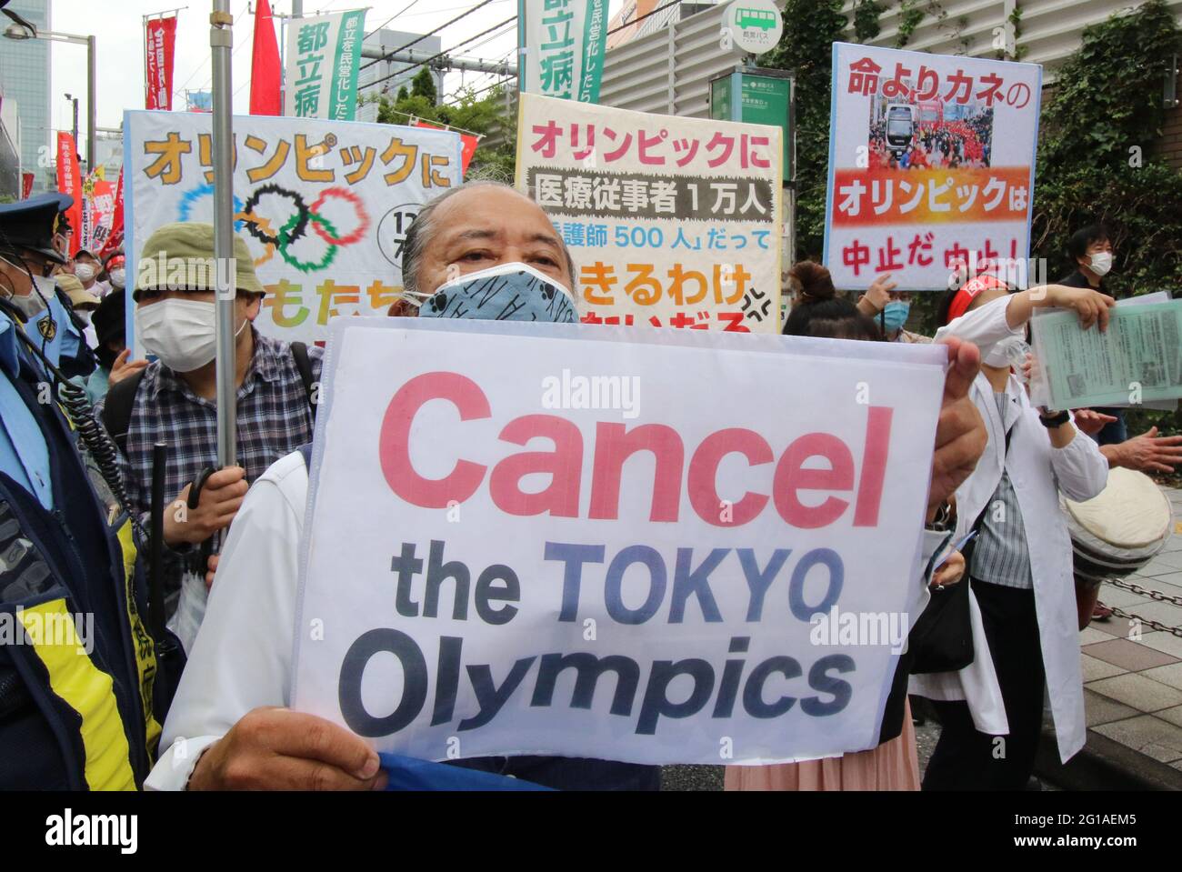 Tokio, Japan. Juni 2021. Demonstranten inszenieren am Sonntag, den 6. Juni 2021, im Stadtzentrum von Shinjuku in Tokio eine regierungsfeindliche und gegen die Olympischen Spiele in Tokio protestierende Demonstration. Hunderte von Demonstranten marschierten vom Bahnhof Shinjuku zum Büro der Metropolitan Government in Tokio. Quelle: Yoshio Tsunoda/AFLO/Alamy Live News Stockfoto