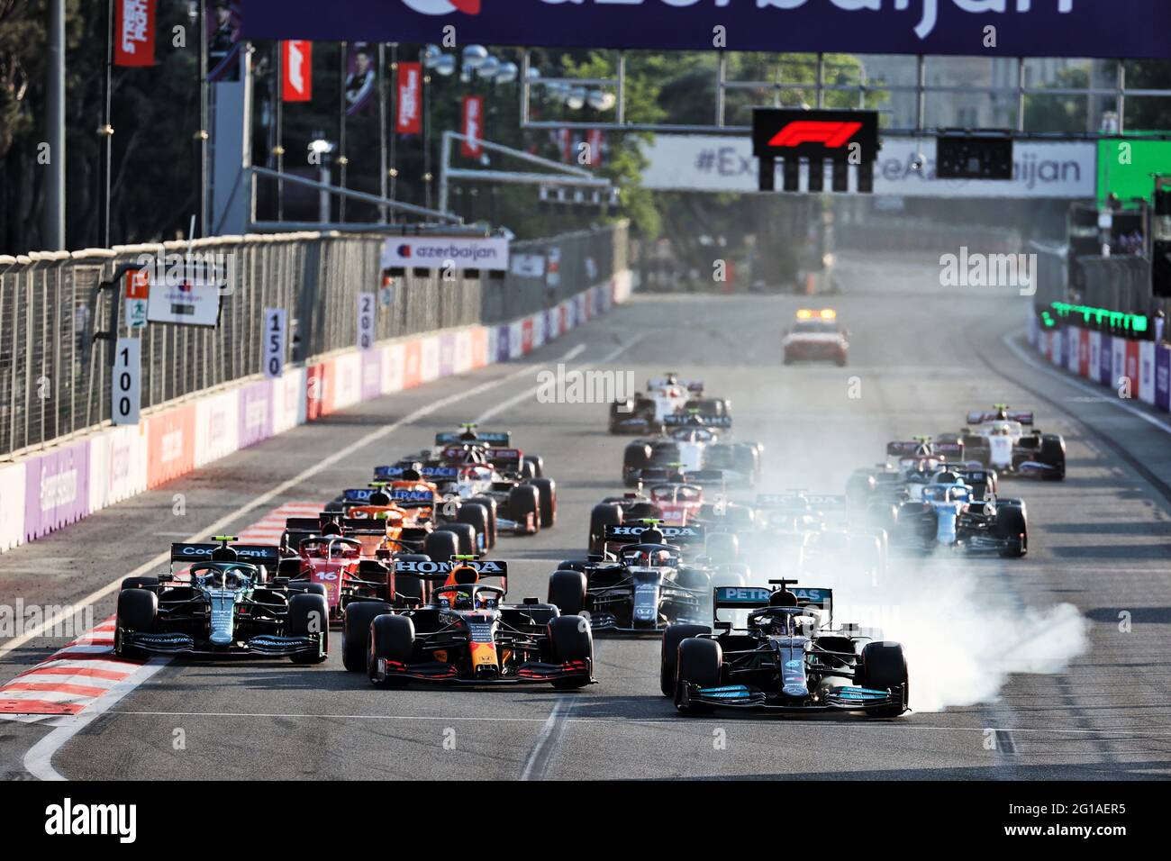 Baku, Aserbaidschan. Juni 2021. Lewis Hamilton (GBR) Mercedes AMG F1 W12 bremst beim Neustart des Rennens ab und versucht, Sergio Perez (MEX) Red Bull Racing RB16B zu überholen. 06.06.2021. Formel-1-Weltmeisterschaft, Rd 6, Großer Preis Von Aserbaidschan, Baku Street Circuit, Aserbaidschan, Wettkampftag. Bildnachweis sollte lauten: XPB/Press Association Images. Quelle: XPB Images Ltd/Alamy Live News Stockfoto