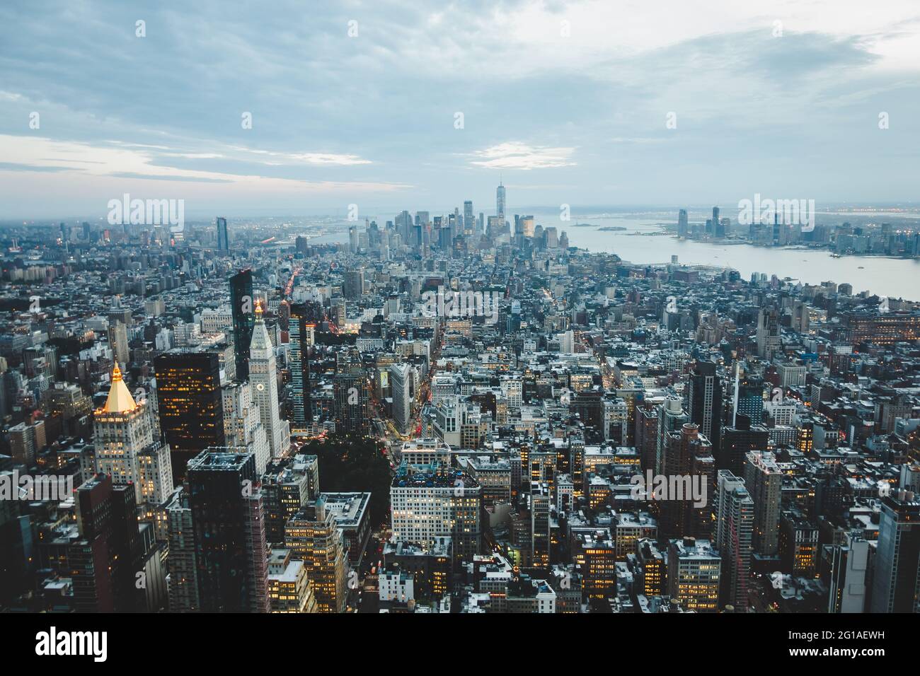 Eine wunderschöne weite Aussicht über Downtown Manhattan vom Empire State Building bei Sonnenuntergang Stockfoto