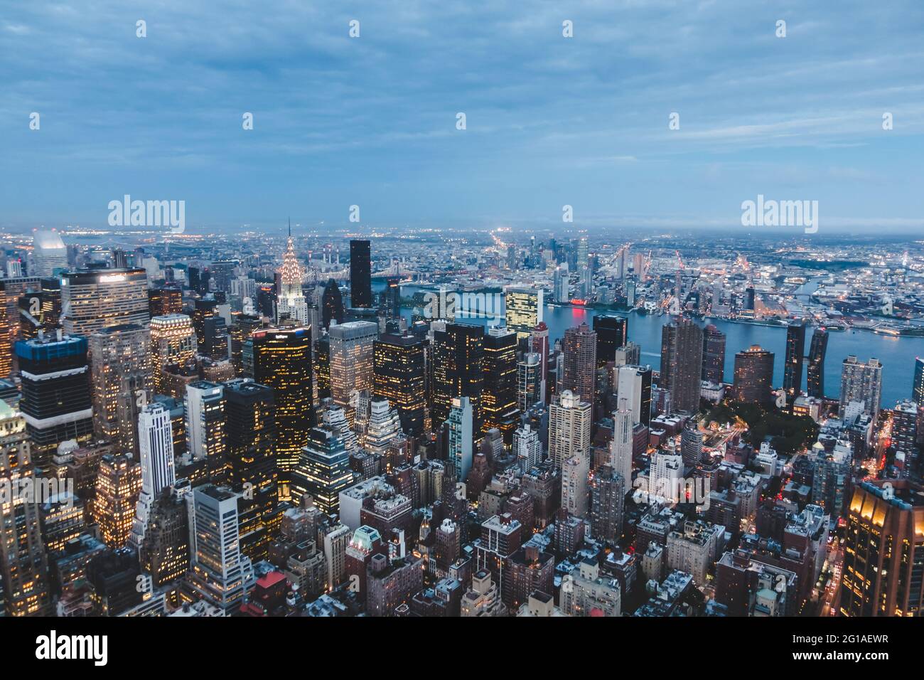 Ein wunderschöner Blick über Manhattan in Richtung New Jersey vom Empire State Building bei Sonnenuntergang Stockfoto