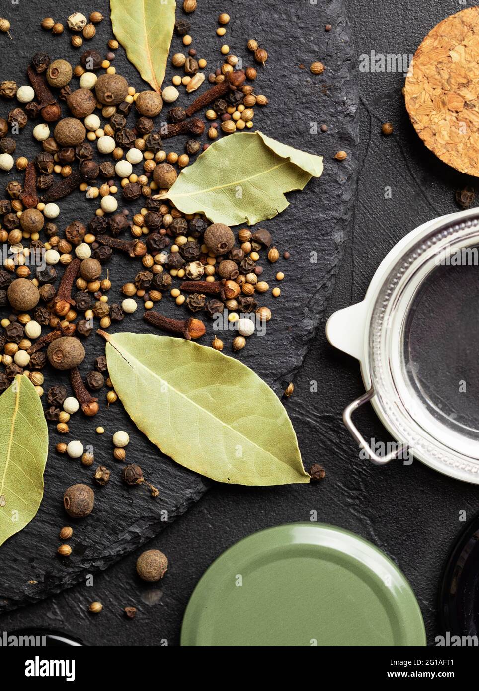 Gewürze Zutaten für das Einlegen von Gemüse. Konzept kulinarische Rezepterhaltung Stockfoto