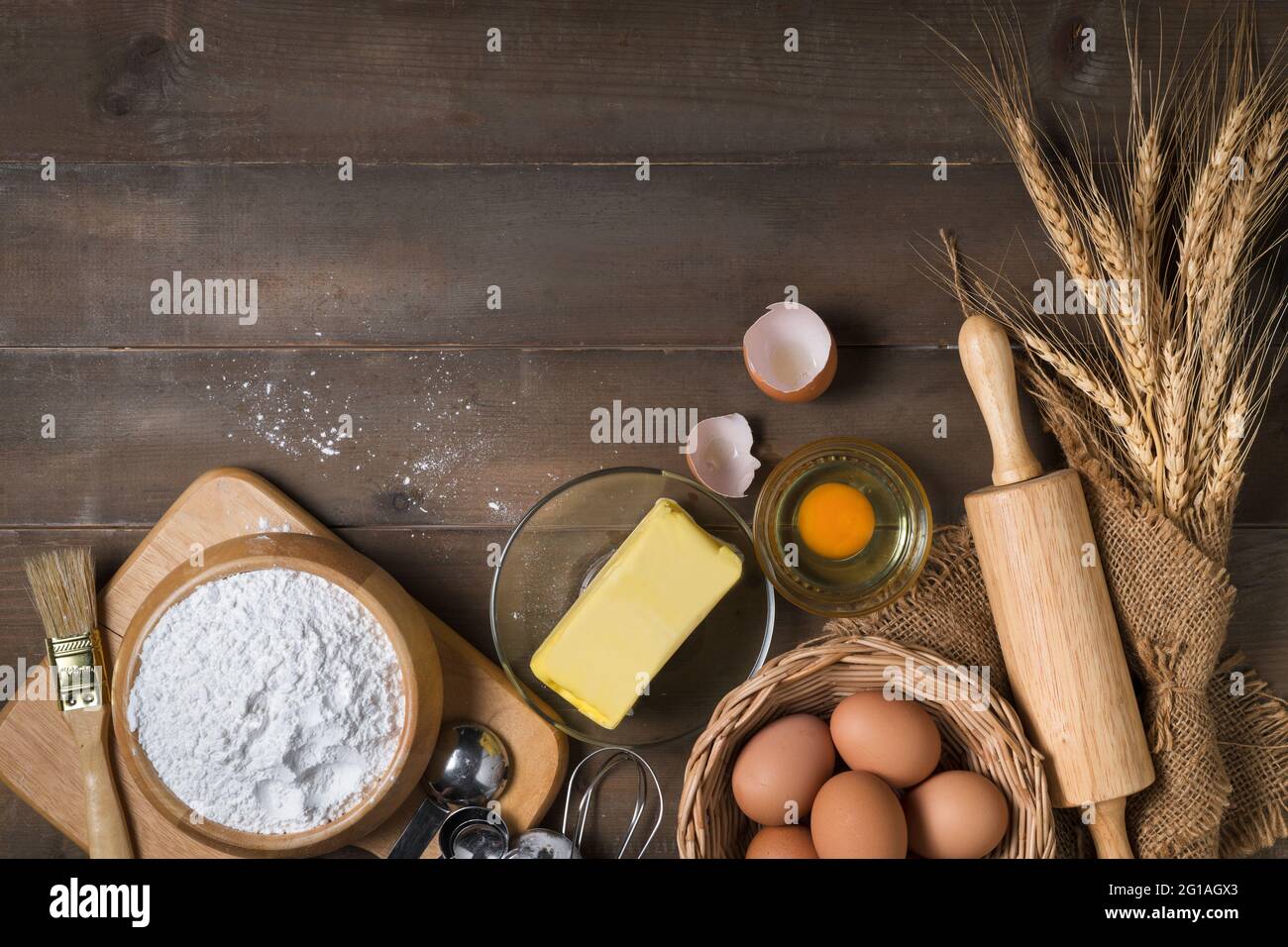 Brotmehl mit frischem Ei, ungesalzene Butter und Zubehör Bäckerei auf Holz Hintergrund, bereiten für hausgemachte Bäckerei Konzept Stockfoto