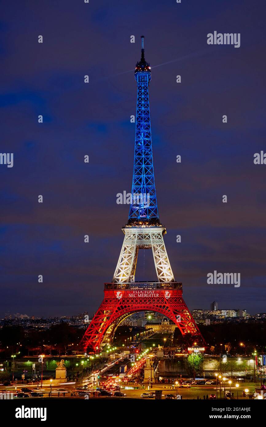 Frankreich, Paris, Eiffelturm in französischer Farbe in Andenken an die Siegermächte des Angriffs vom 13. November Stockfoto