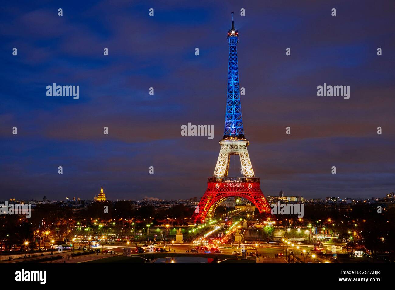 Frankreich, Paris, Eiffelturm in französischer Farbe in Andenken an die Siegermächte des Angriffs vom 13. November Stockfoto