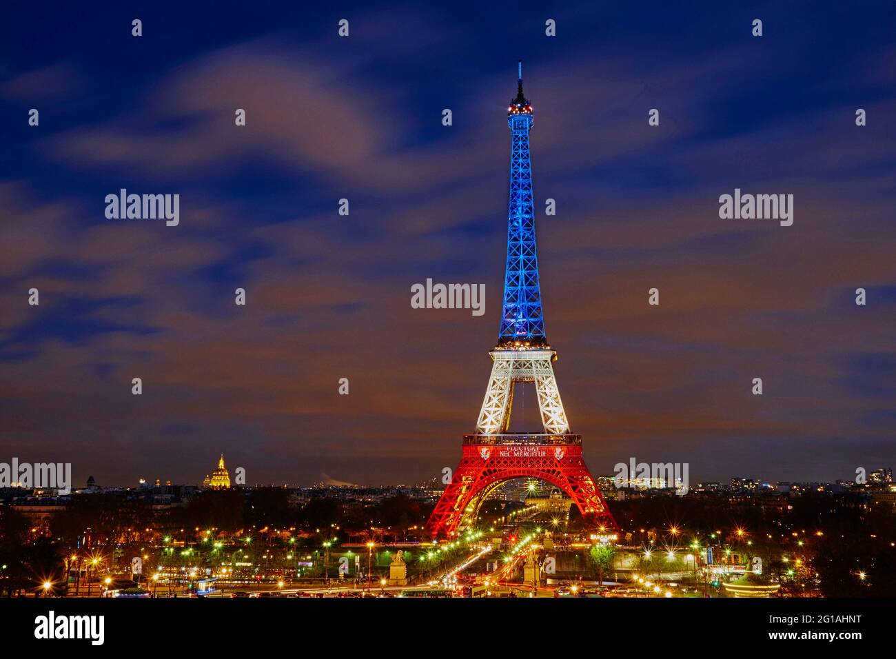 Frankreich, Paris, Eiffelturm in französischer Farbe in Andenken an die Siegermächte des Angriffs vom 13. November Stockfoto