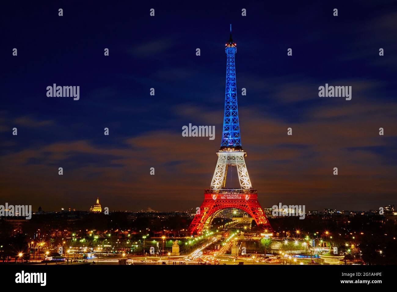 Frankreich, Paris, Eiffelturm in französischer Farbe in Andenken an die Siegermächte des Angriffs vom 13. November Stockfoto