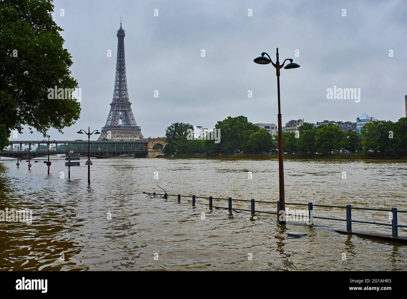 Frankreich, Paris, Überschwemmung, Bir Hakeim-Brücke und Eiffelturm Stockfoto