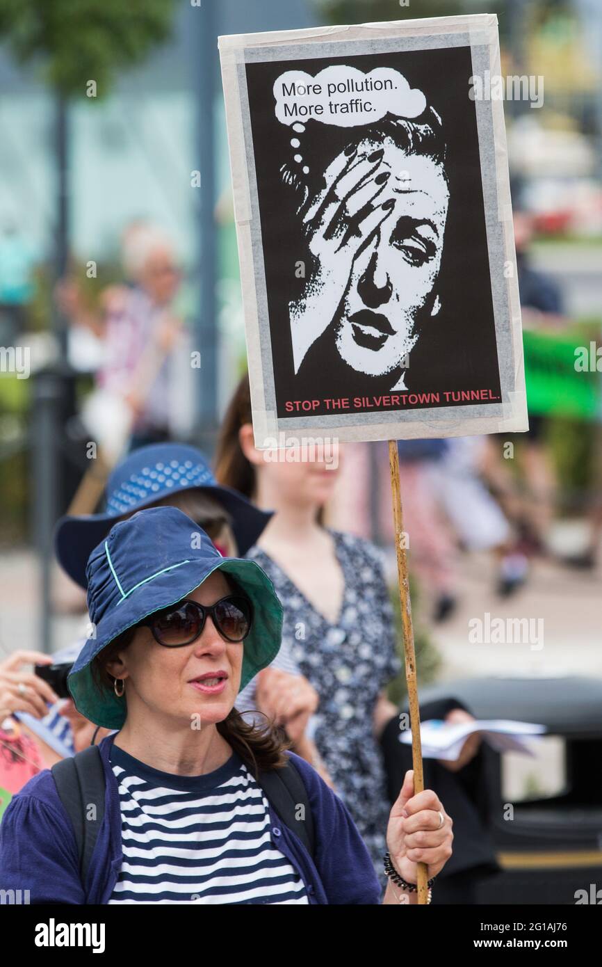 London, Großbritannien. Juni 2021. Umweltaktivisten und Anwohner protestieren gegen den Bau des Silvertown-Tunnels. Aktivisten, die sich gegen die umstrittene neue £Straßenverbindung über die Themse vom Tidal Basin-Kreisverkehr in Silvertown nach Greenwich Peninsula aussprechen, argumentieren, dass sie mit den Verpflichtungen des Vereinigten Königreichs im Hinblick auf den Klimawandel unvereinbar ist, da sie mehr Verkehr und damit auch eine erhöhte Staus- und Luftverschmutzung für die anlocken wird Der am stärksten verschmutzte Stadtteil von London. Kredit: Mark Kerrison/Alamy Live Nachrichten Stockfoto