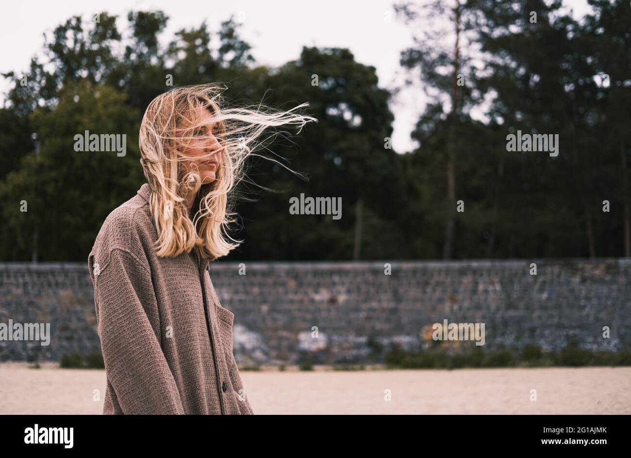 Porträt einer Frau mit Wind in den Haaren am Strand Stockfoto