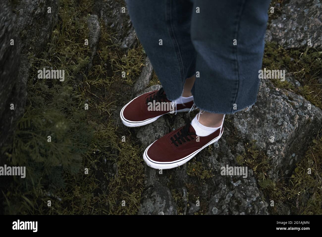 Dunkelrote Schuhe auf den Felsen, Wandern im Freien in der Natur  Stockfotografie - Alamy