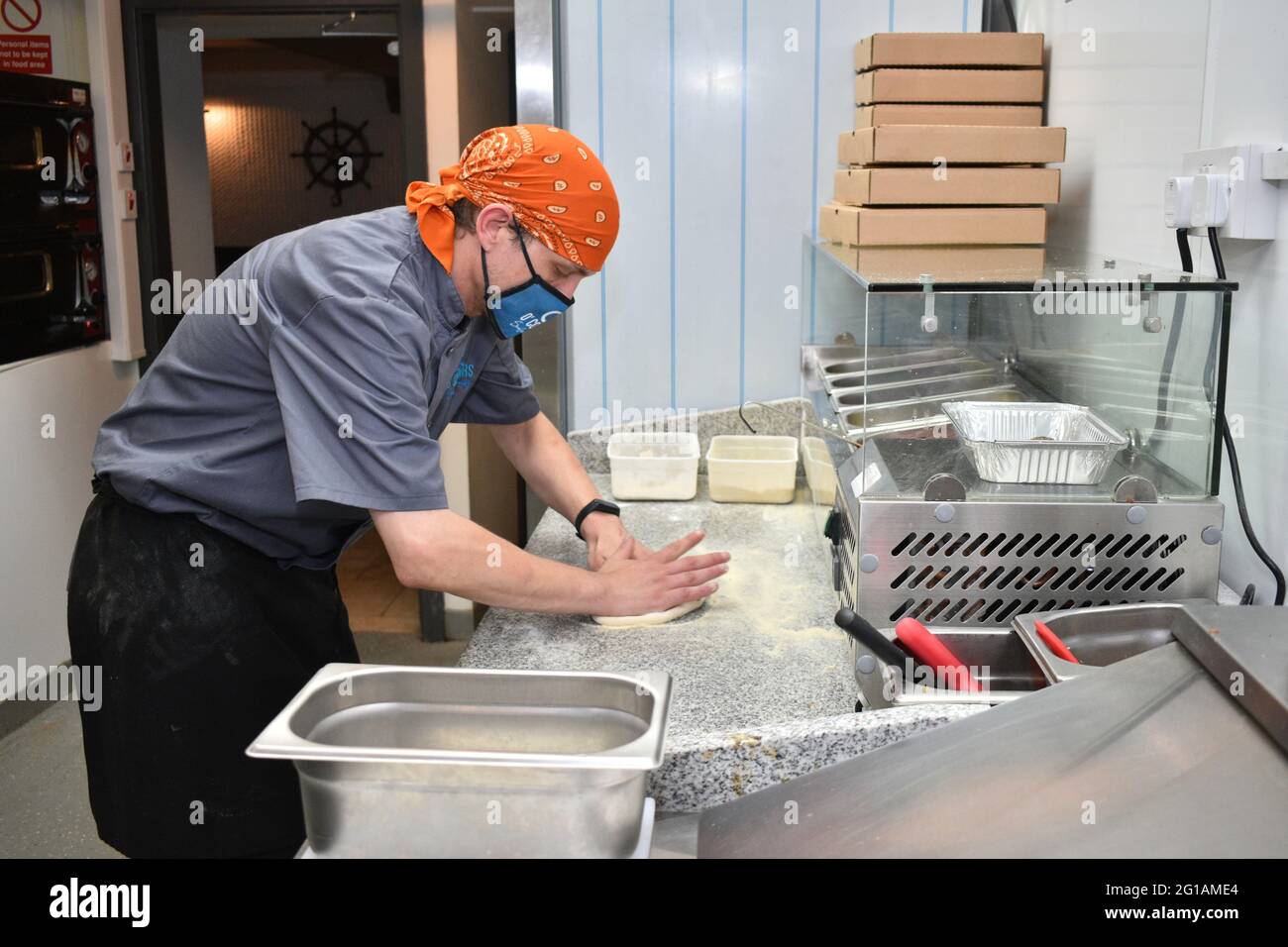 Bantry, West Cork, Irland. Juni 2021. Viele Unternehmen in Irland bereiten sich auf die Wiedereröffnung ihrer Restaurants und Bars für den Außendienst vor, da die Beschränkungen am 7. Juni angehoben werden. O'Connor's Seafood Restaurant ist gut für die Eröffnung vorbereitet. Kredit: Bantry Media/Alamy Live Nachrichten Stockfoto