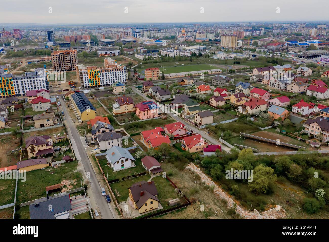 Luftaufnahme eines Hauses mit gepflastertem Hof mit grünem Rasen mit Betonfundament Boden. Stockfoto