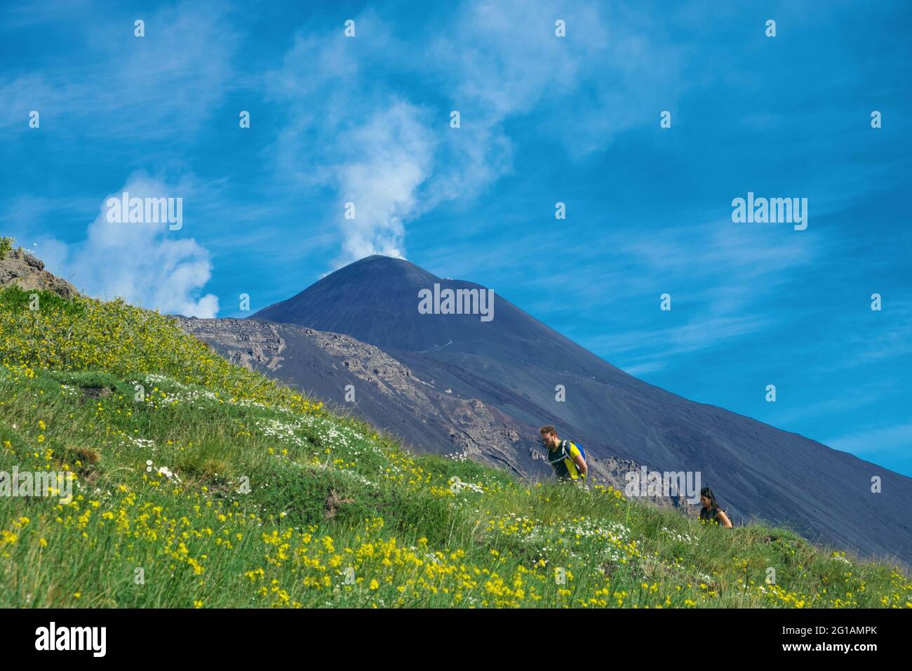 südostkrater Vulkan Ätna im Frühling Siziliens junge Wanderer, die an einem schönen Tag auf dem Bergpfad der Schiena dell'Asino wandern Stockfoto