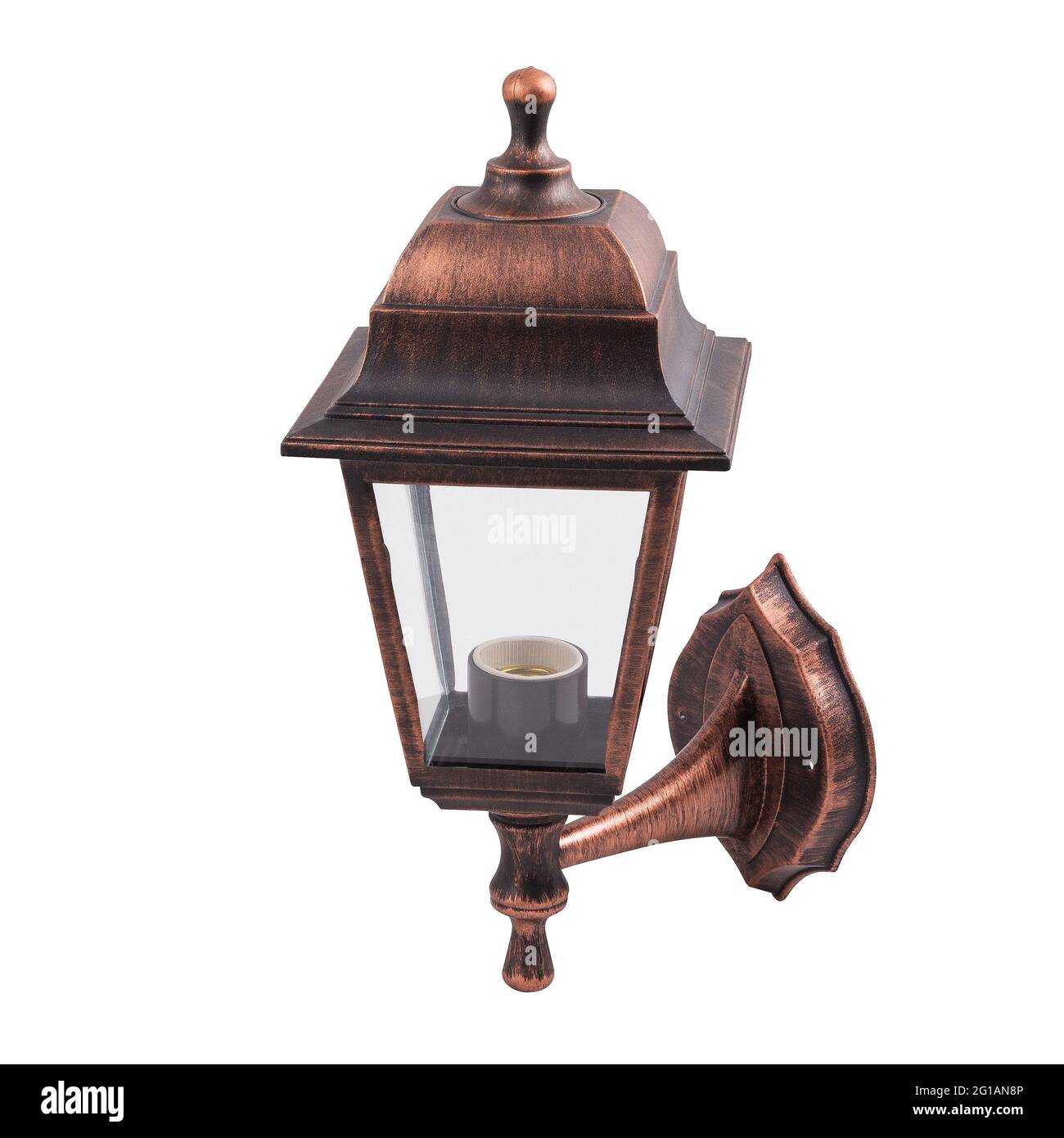 Wandleuchte aus Kupfer auf weißem Hintergrund isoliert. Straßenlampe aus Kupfer. Stockfoto