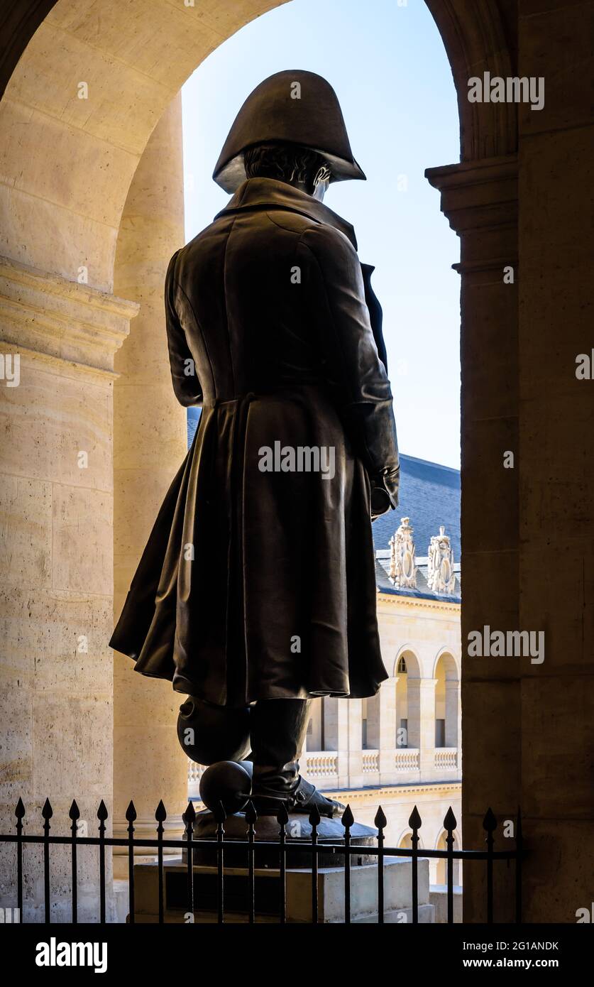 Dreiviertel Rückansicht der Statue von Napoleon Bonaparte im Hotel des Invalides in Paris. Stockfoto