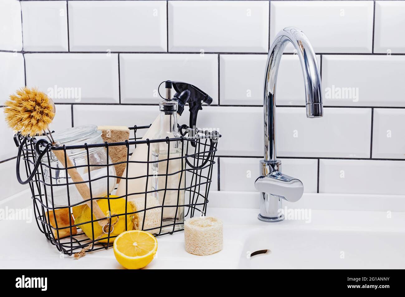 Umweltfreundliche Naturprodukte für die Küchenreinigung. Stockfoto