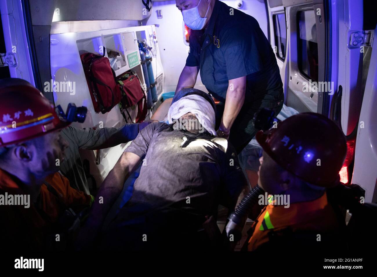 (210606) -- JIXI, 6. Juni 2021 (Xinhua) -- Retter überführen einen Bergmann vom Standort eines Kohlebergwerks-Unfalls in der Stadt Jixi in der nordöstlichen Provinz Heilongjiang, 6. Juni 2021 in einen Krankenwagen. Alle acht Bergleute, die nach einem Kohle- und Gasausbruch in der Stadt Jixi in der nordöstlichen Provinz Heilongjiang in einer Kohlemine gefangen waren, wurden zu Boden gehoben, sagten Retter am Sonntag. Der Unfall ereignete sich am Samstag um 12:07 Uhr in der Kohlemine, die von der Jixi-Niederlassung der Longmay Mining Holding Group Co. Ltd. Betrieben wird, als die acht Bergleute unter Tage arbeiteten. Gegen 8:00 Uhr, alle e Stockfoto