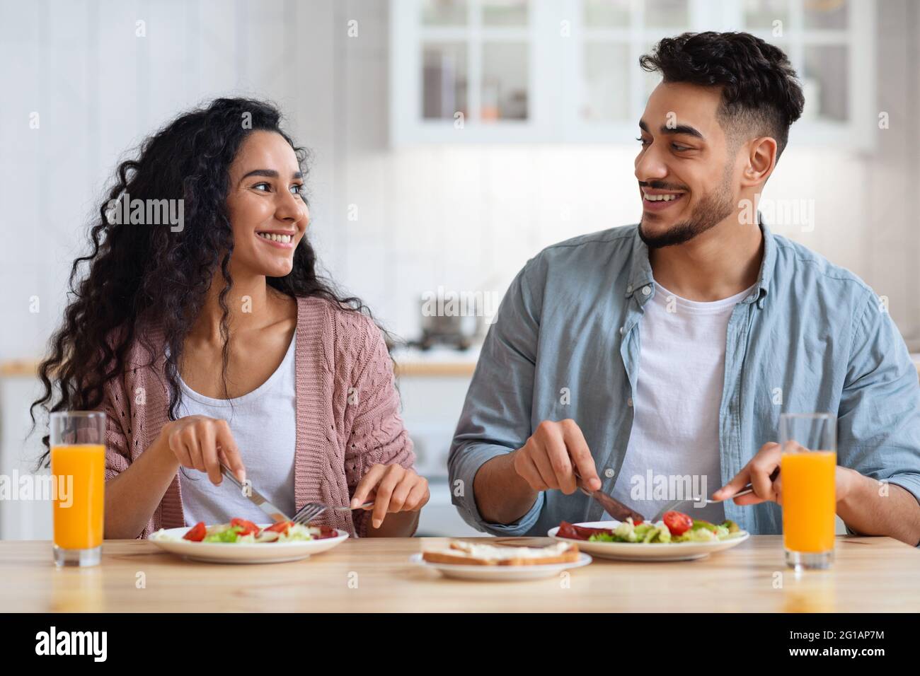 Romantisches Paar aus dem Nahen Osten, das gemeinsam in der Küche zu Hause gesund frühstücken kann Stockfoto
