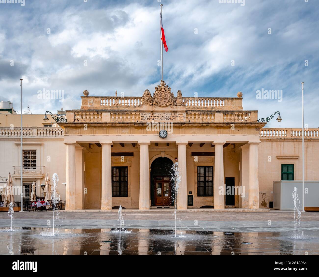 Die Hauptfassade des Großmeisterpalastes auf dem St. George's Square in Valletta, Malta. Stockfoto