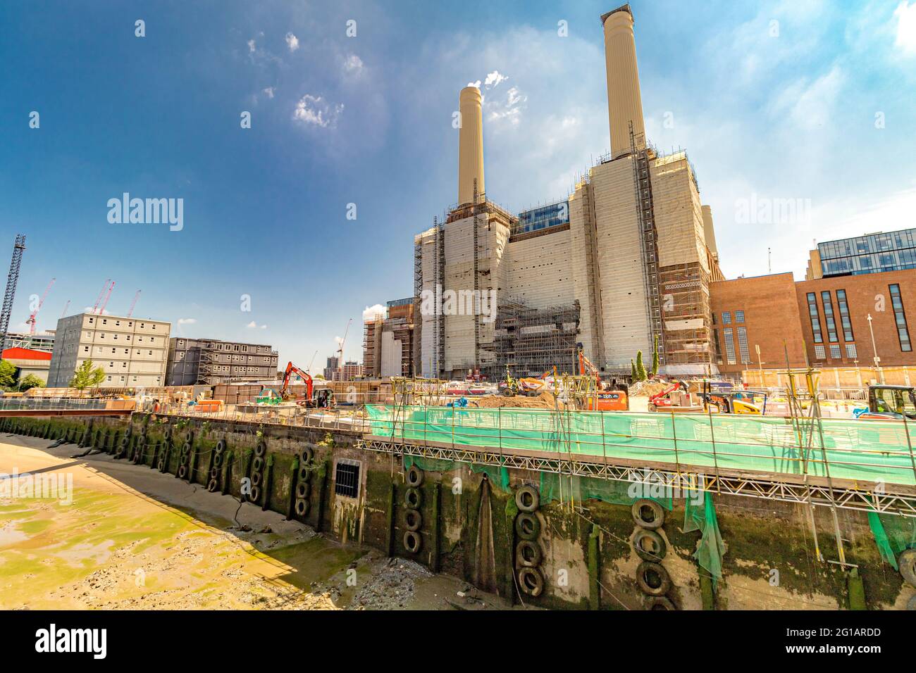 Die Bauarbeiten am Battersea Power Station werden derzeit umfassend in Luxus-Apartments, Geschäften und Restaurants, Nine Elms, London, umgebaut Stockfoto