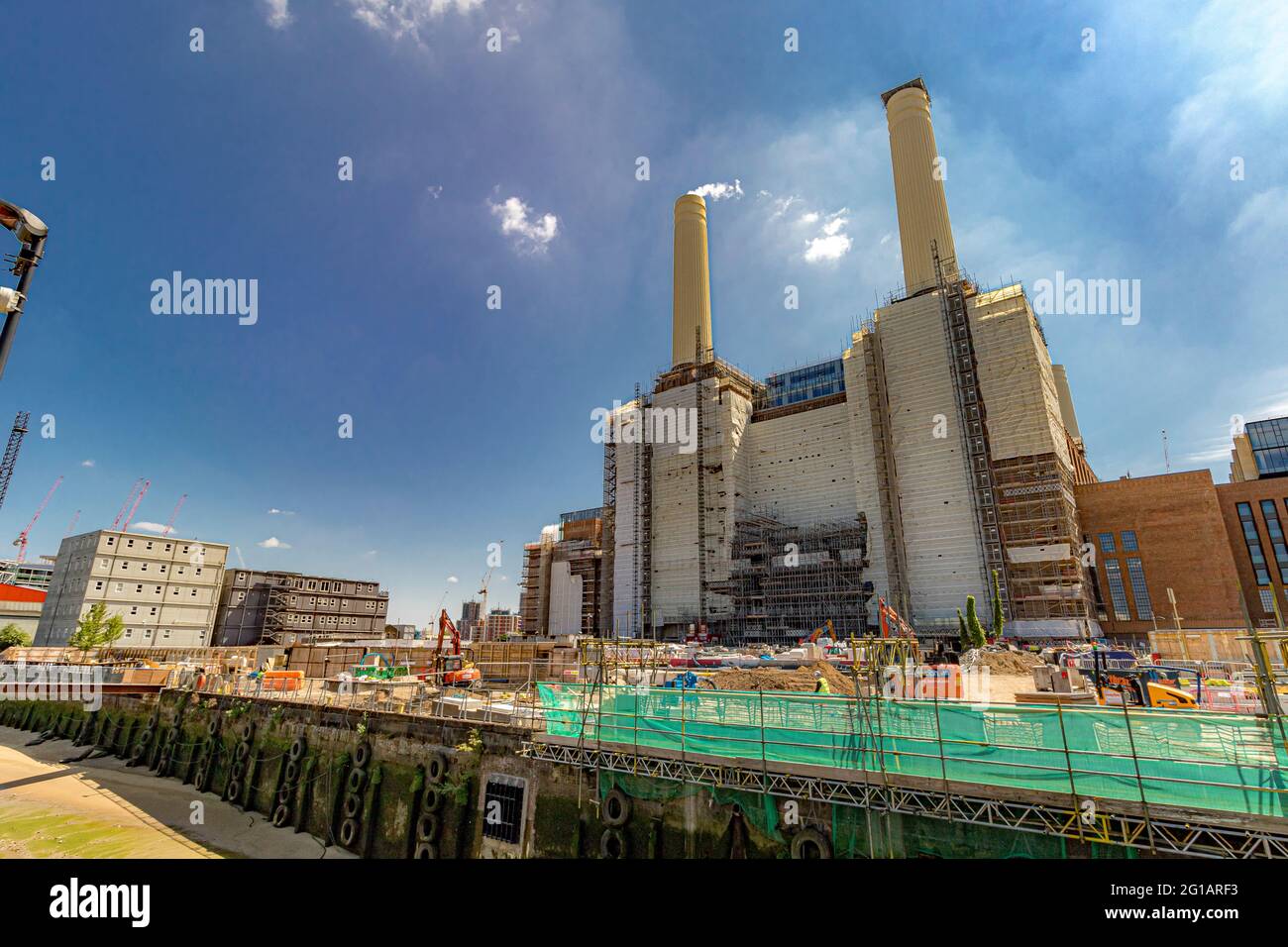 Die Bauarbeiten am Battersea Power Station werden derzeit umfassend in Luxus-Apartments, Geschäften und Restaurants, Nine Elms, London, umgebaut Stockfoto