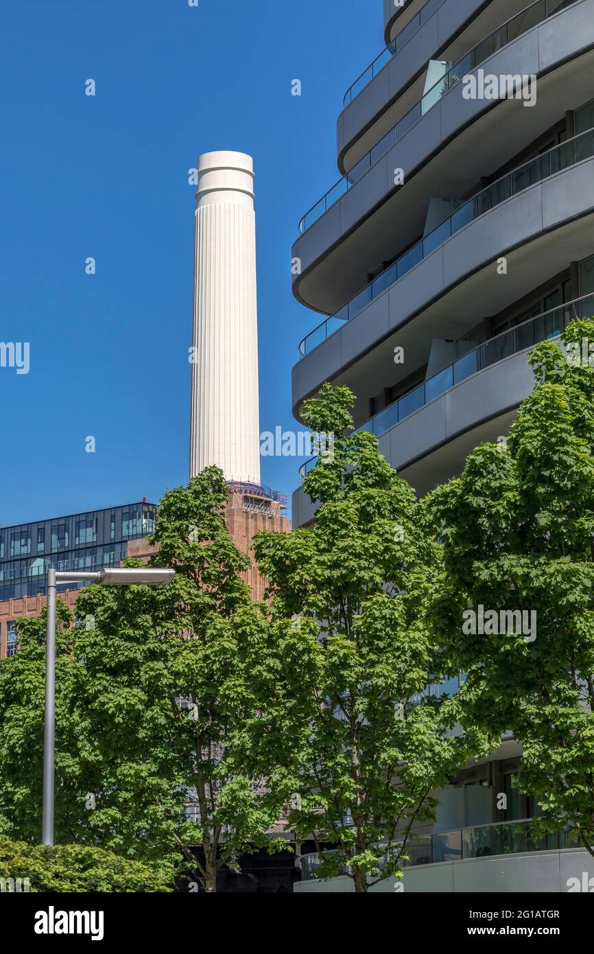 Ein einziger Kamin vom Battersea Power Station ein stillgelegtes Kohlekraftwerk neben einem neuen Luxus-Appartementblock, Battersea London, UK Stockfoto