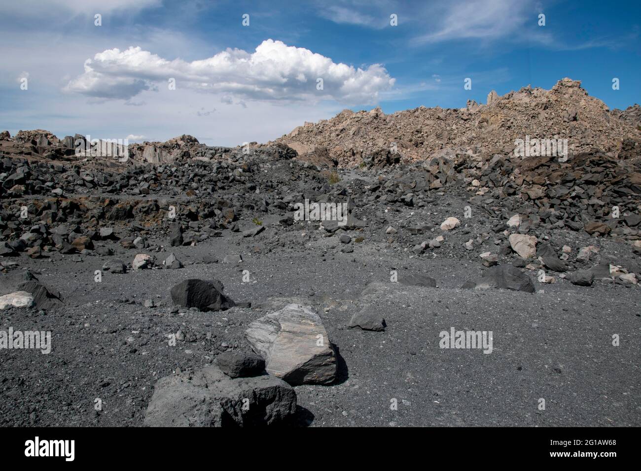 Obsidian Dome ist ein massiver Haufen glänzendem Obsidian-Gesteins in der östlichen Sierra von Mono County, CA, USA. Stockfoto