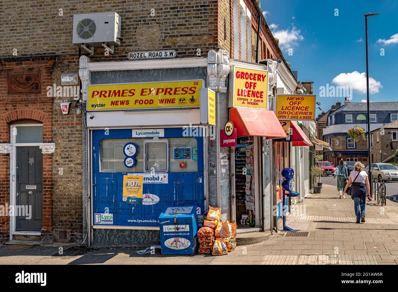 Primes Express ist ein lokaler Lizenzverarbeiter, Zeitungskioster und ein Eckladen an der North Street, Clapham, London SW4 Stockfoto