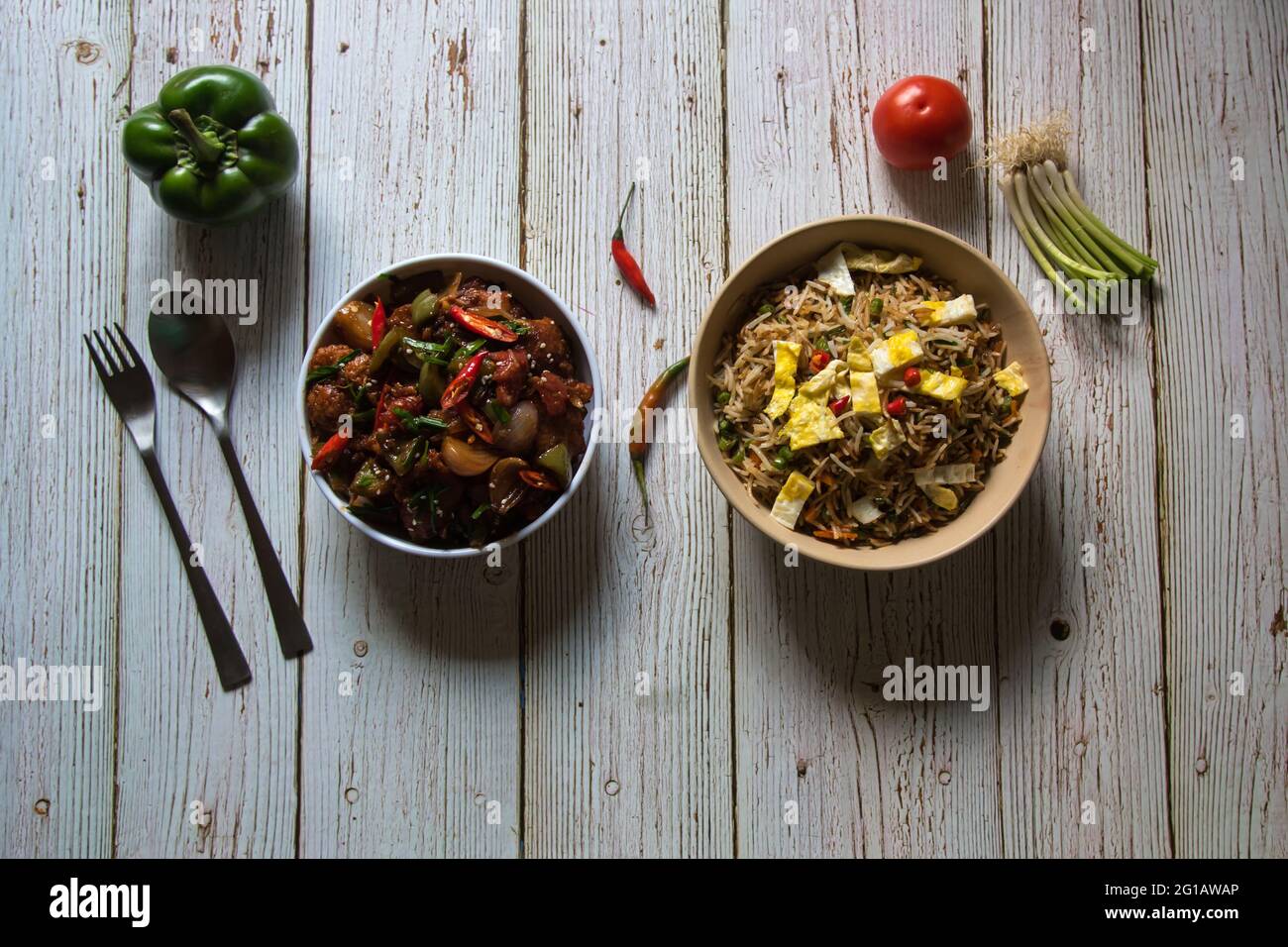 Chinesische Küche gebratener Reis und trockenes Chili-Huhn. Ein beliebtes Gericht auf der ganzen Welt. Stockfoto