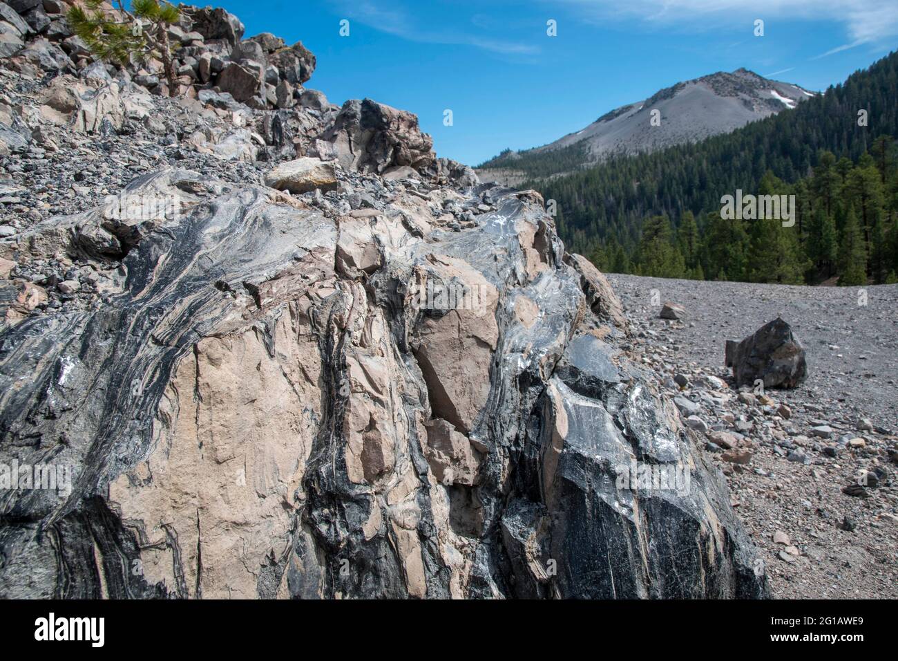 Obsidian Dome ist ein massiver Haufen glänzendem Obsidian-Gesteins in der östlichen Sierra von Mono County, CA, USA. Stockfoto