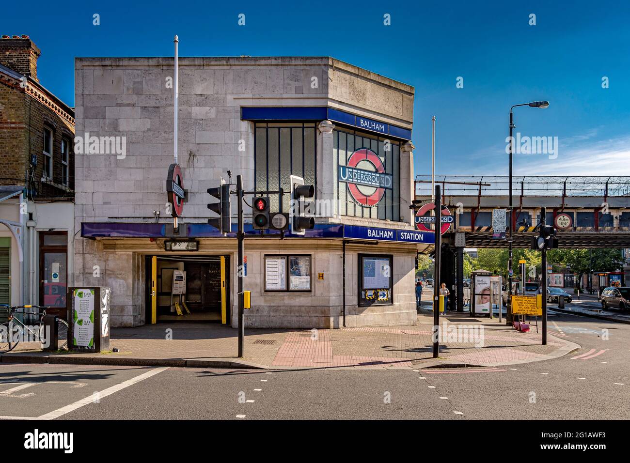 Das modernistische Design der U-Bahn-Station Balham in Südlondon an der Northern Tube Line, die sich ihren Eingang mit dem Bahnhof Balham National Rail teilt. Stockfoto